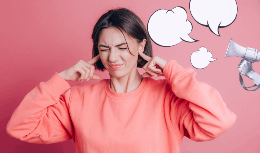 femme qui a les oreilles qui sifflent