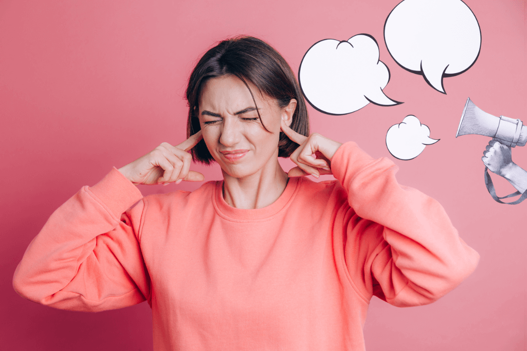 femme qui a les oreilles qui sifflent