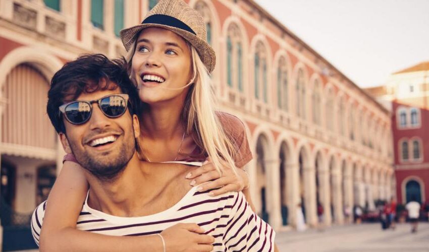 couple amoureux en centre ville
