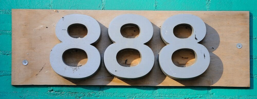 nombre 888 sur un mur bleu 