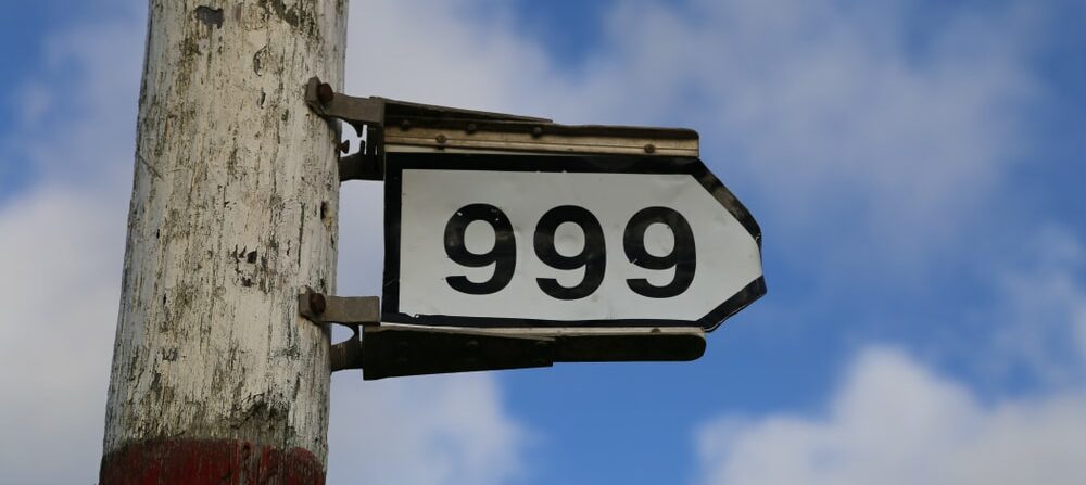 panneau affichant le nombre 999