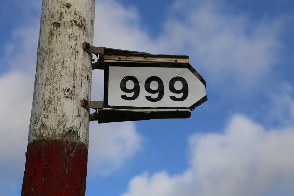 panneau affichant le nombre 999