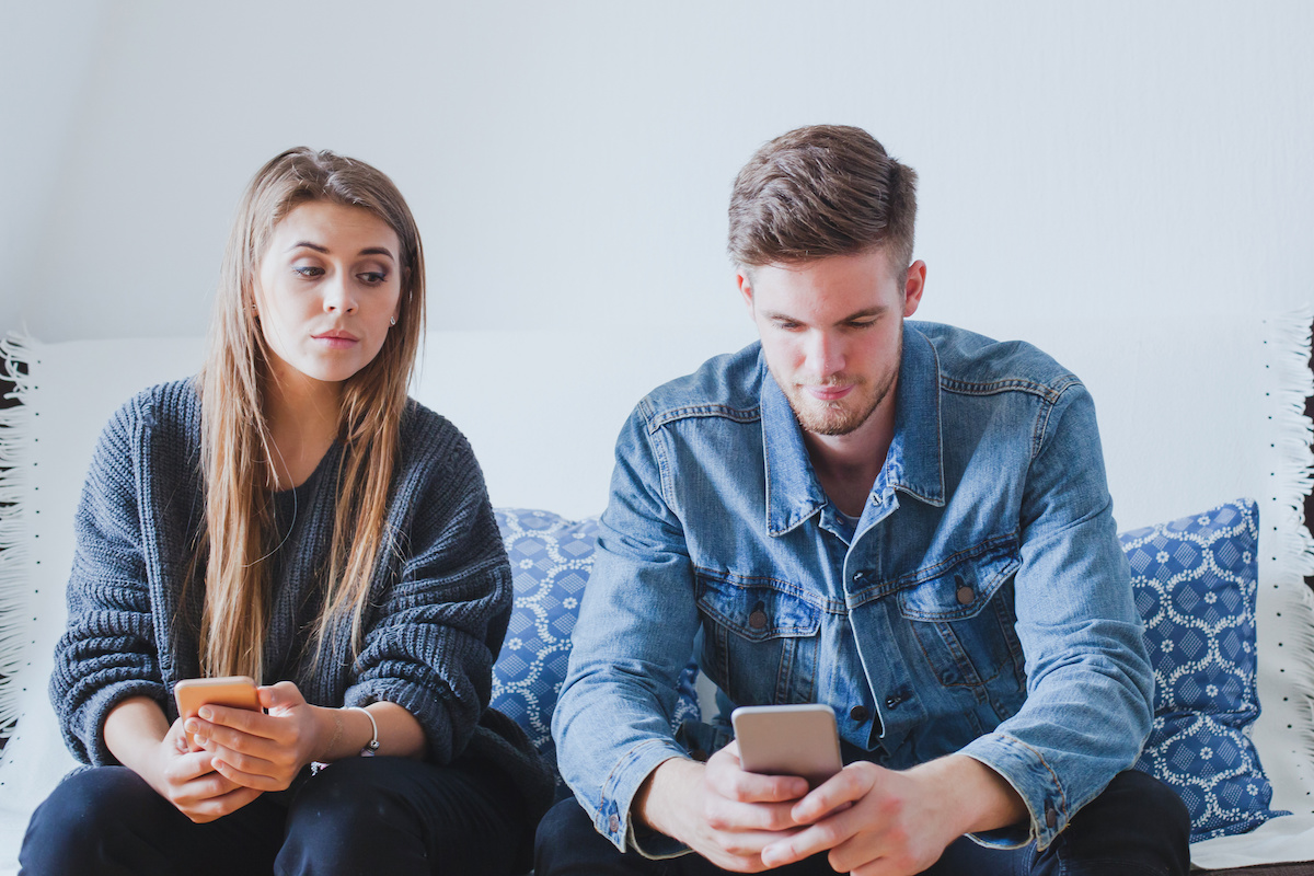 femme qui regarde le telephone de son compagnon