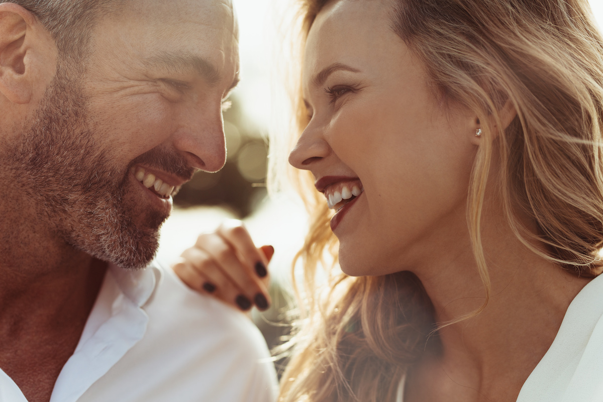 couple trentenaire amoureux