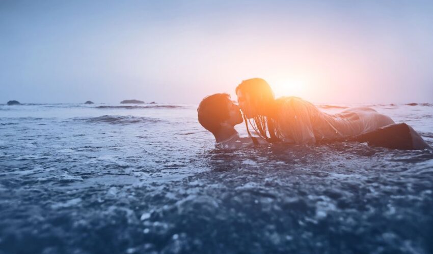 relation entre un couple dans la mer