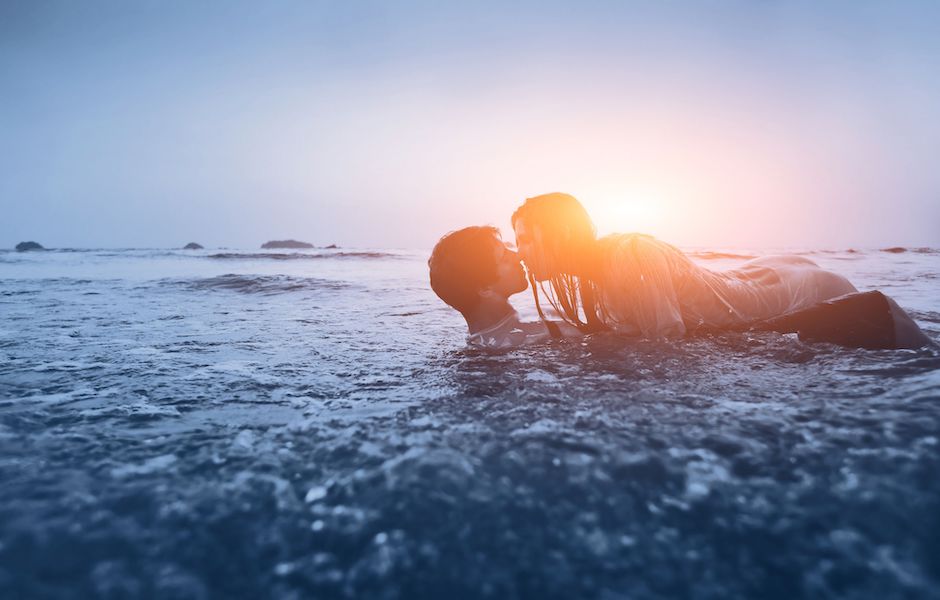 couple amoureux en mer