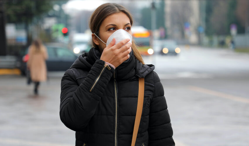 Femme dans la rue avec un masque chirurgical