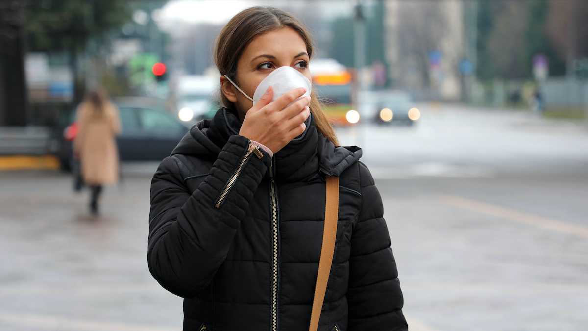 femme portant un masque dans la rue