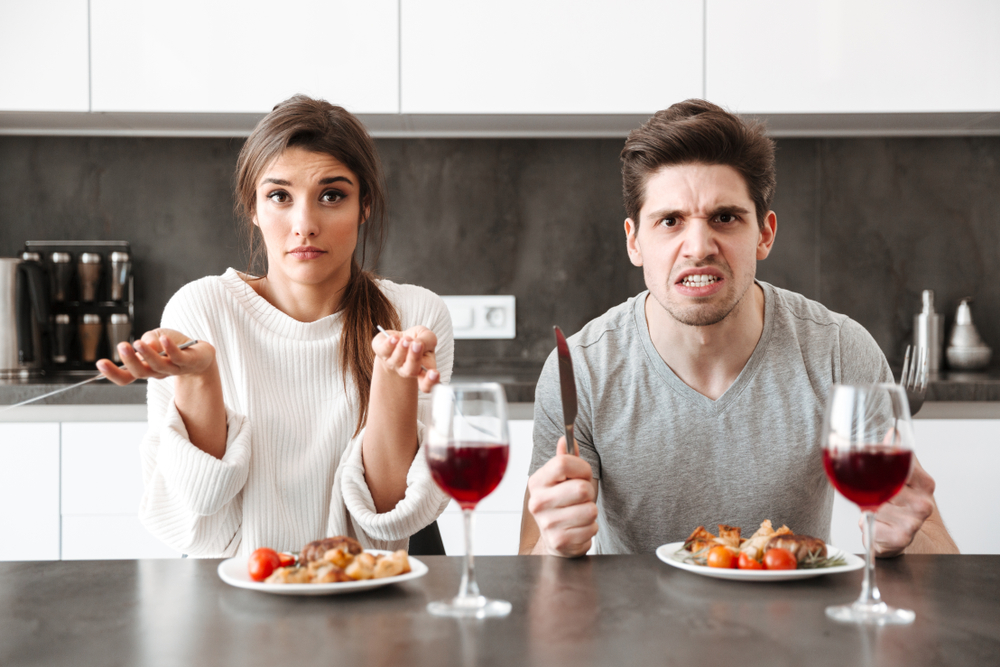 homme en colère qui dine avec sa femme