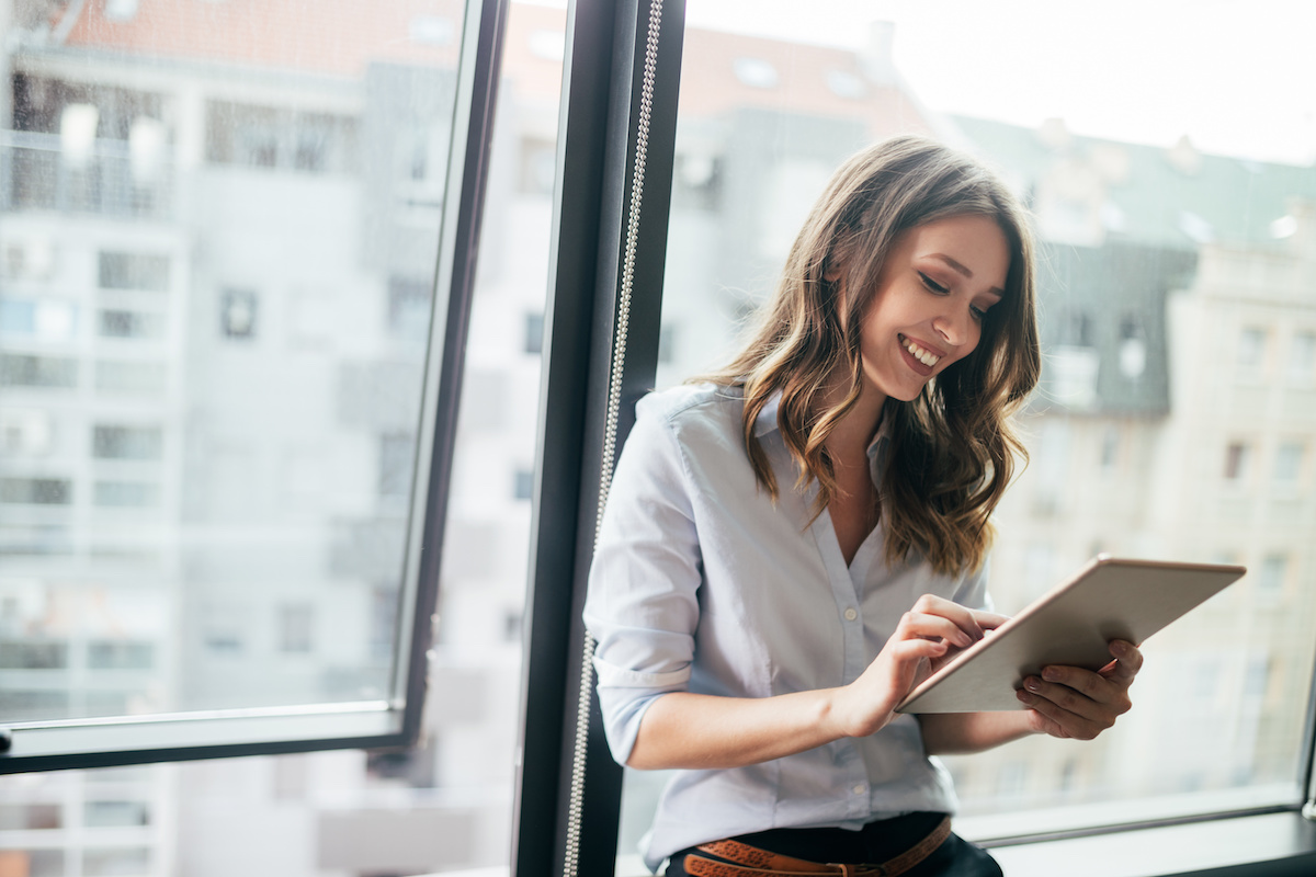 jeune femme faisant une recherche sur internet