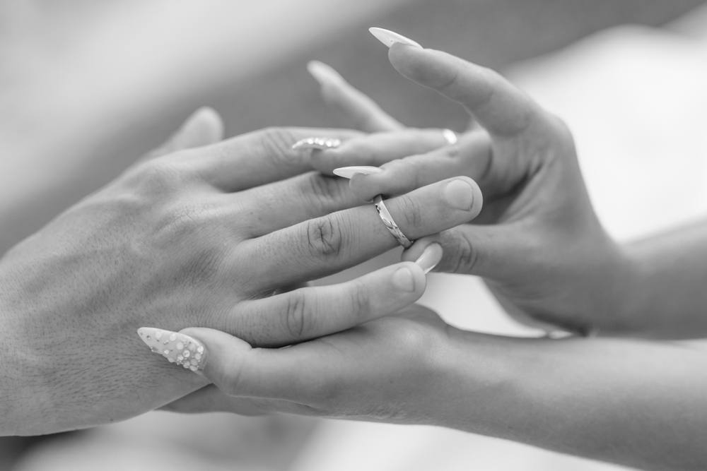 femme qui met une alliance a son mari