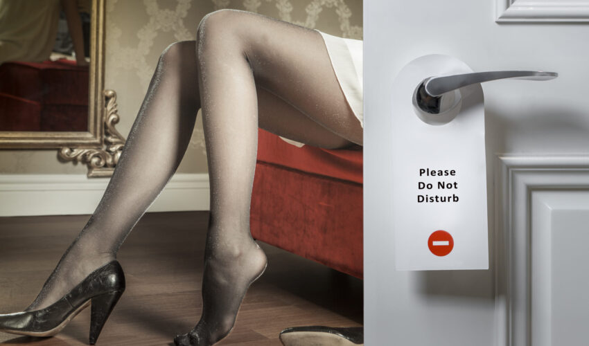 femme dans une chambre d'hotel