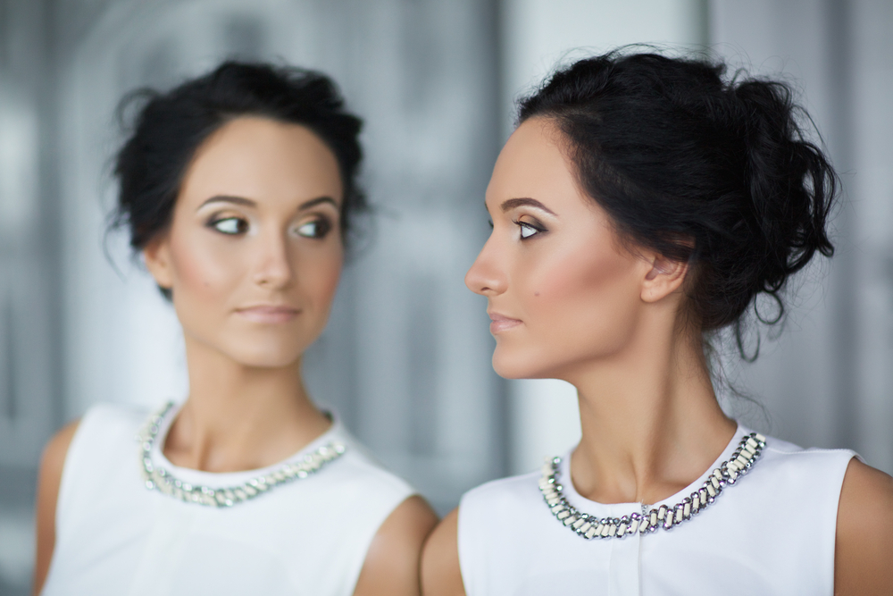 femme qui regarde son reflet dans un miroir