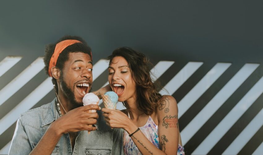 couple qui mange une glace, heureux