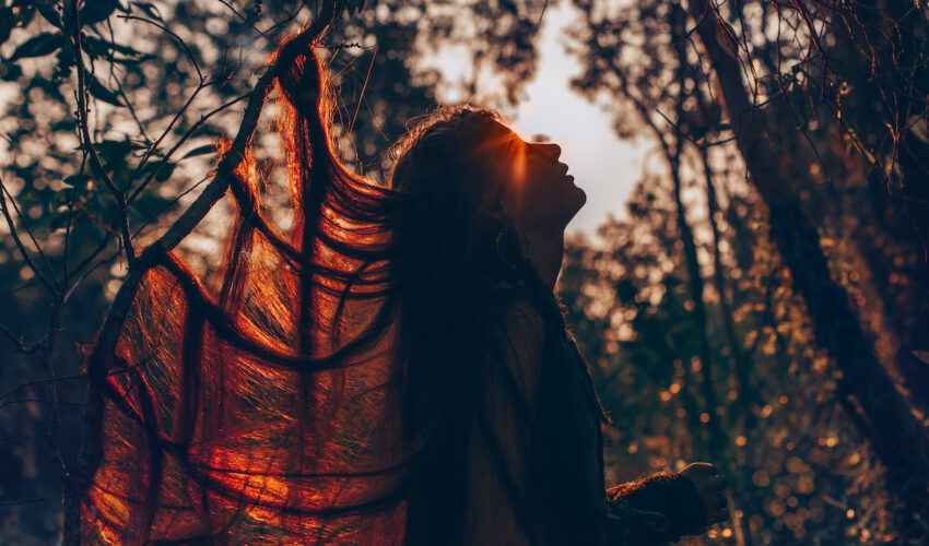 femme dans une clairiere regardant le ciel