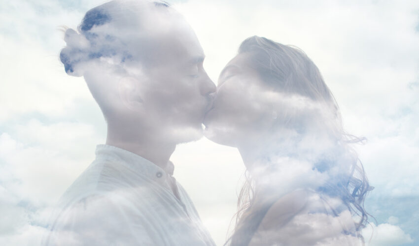 couple qui s'embrasse
