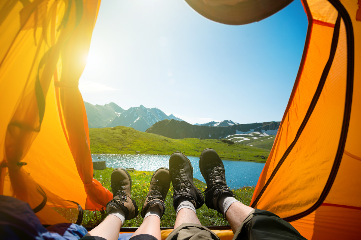 couple sous une tente devant un lac