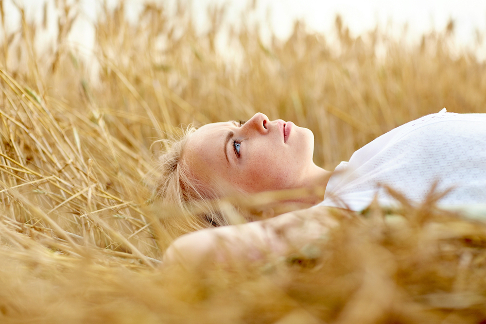Jeune femme allongé dans un champs de blé