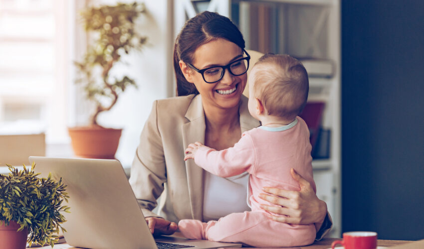 mere avec son enfant au bureau