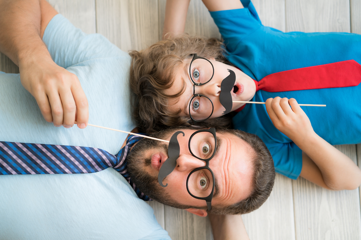 père qui joue avec son fils