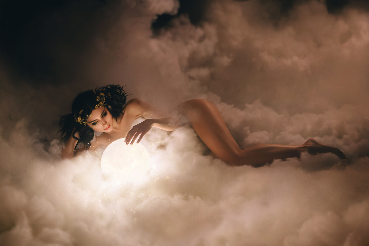 femme nue sur un nuage