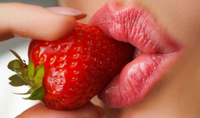 levres de femme sur une fraise