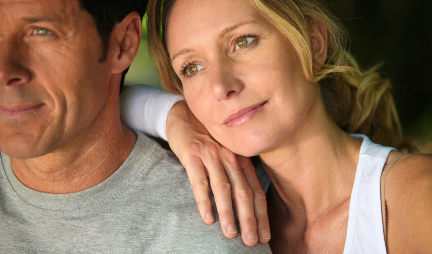 Femme pensive sur epaule de son mari