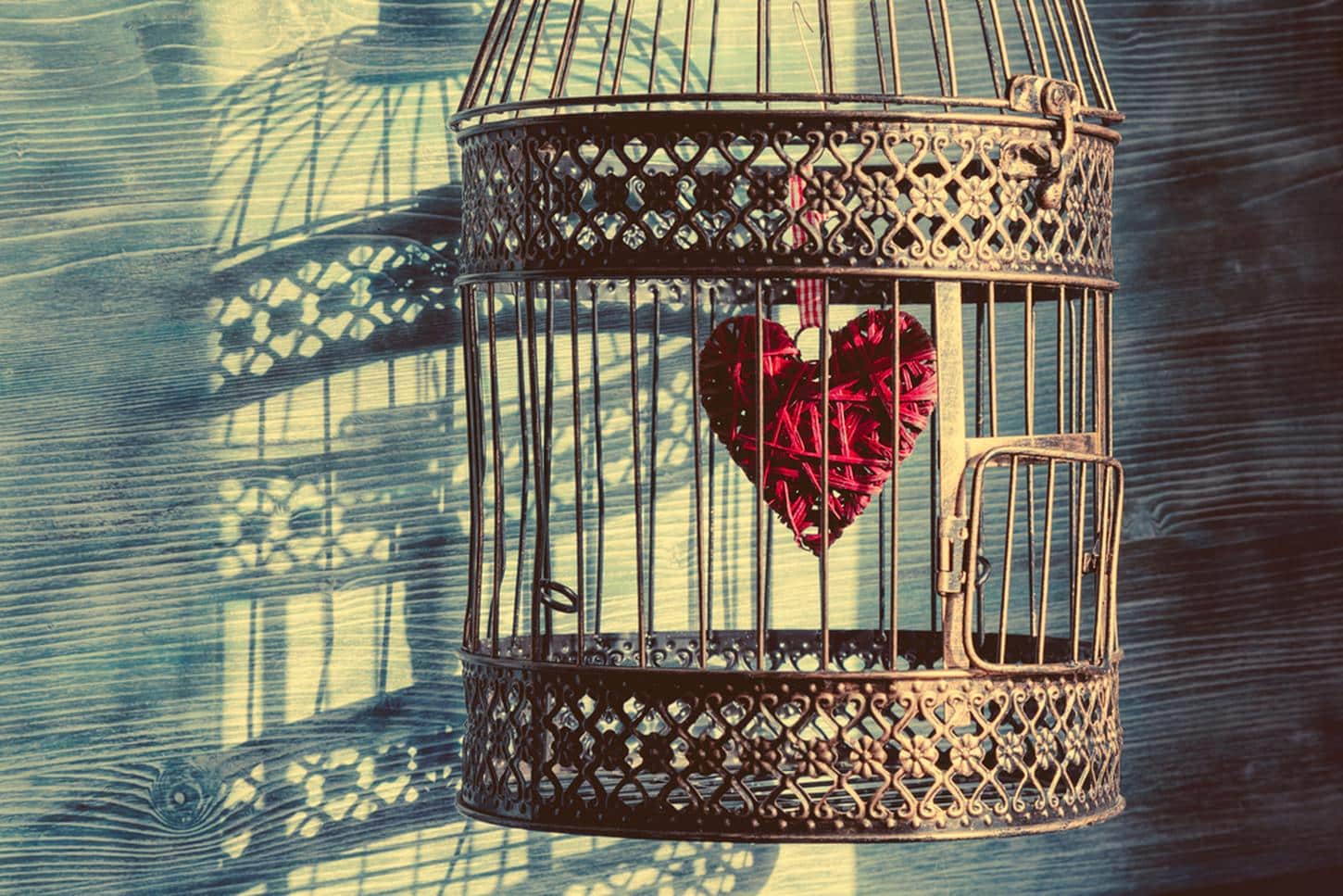 coeur enferme dans une cage