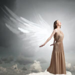 Un ange ailé debout sur un nuage 