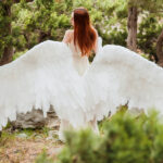 Un ange déploie ses ailes en foret