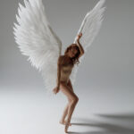Une femme representant un ange gardien 
