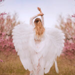 un ange de dos dans une prairie
