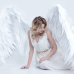 un ange assis sur le sol 