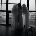 un ange de dos qui regarde a travers une fenêtre 