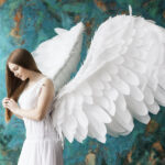 un ange ailé vu de profil