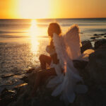 un ange ailé sous un couché de soleil 