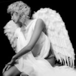 Un ange assis dans le noir 