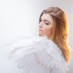Un ange qui regarde au dessus de son épaule 