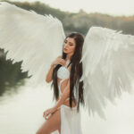 Un ange ailé devant un lac