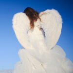 Un ange ailé de dos 