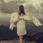 Un ange de dos au sommet d'une montagne