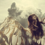un ange ailé au milieu d'un nuage 