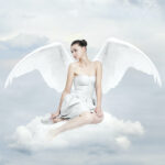 un ange ailé sur un nuage