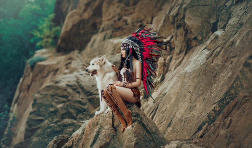 femme amérindienne caressant un loup