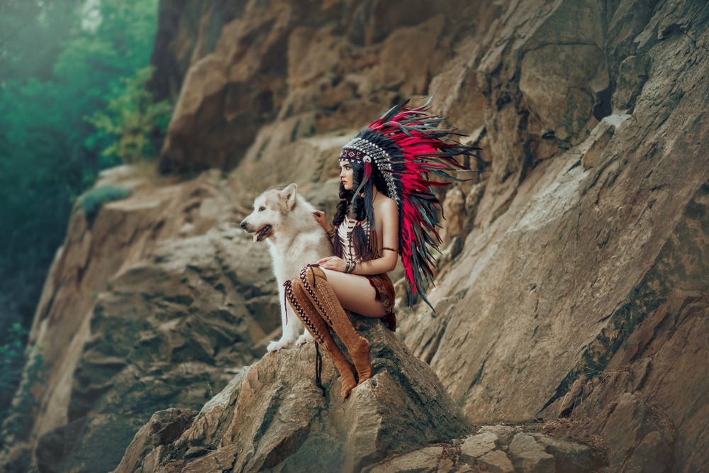 femme indienne assise avec un loup