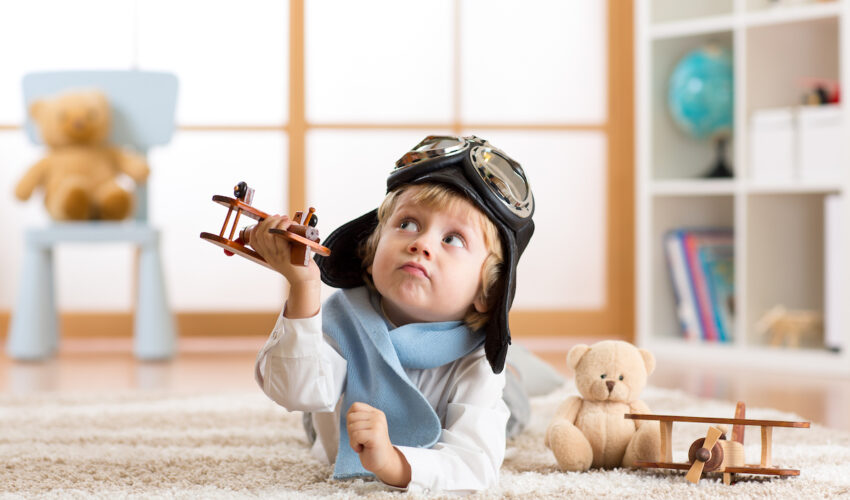 enfant qui joue avec un avion