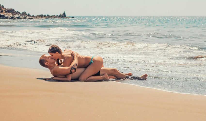 couple qui s'embrasse sur la plage