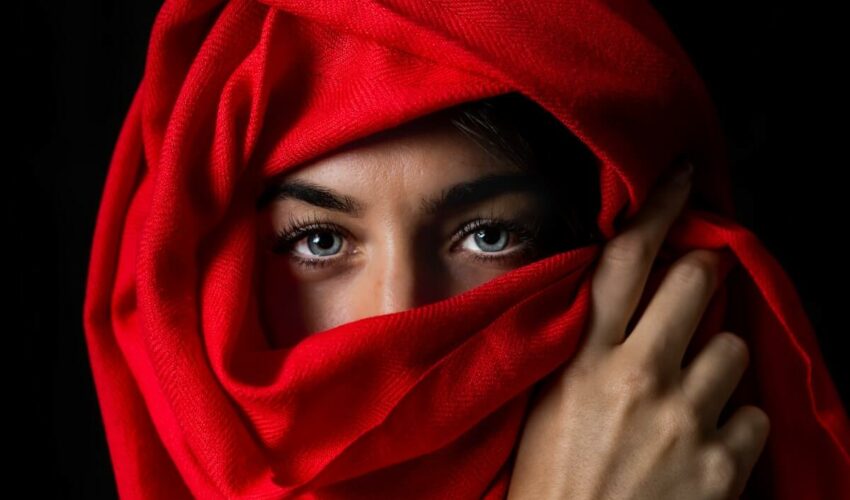 femme portant un voile rouge