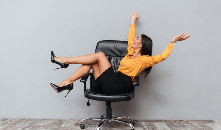 Femme heureuse sur fauteuil de bureau pour un job de rêve