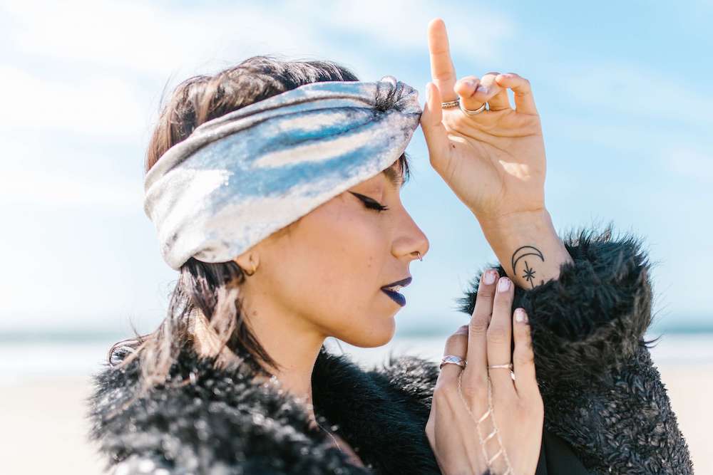 femme montrant le ciel